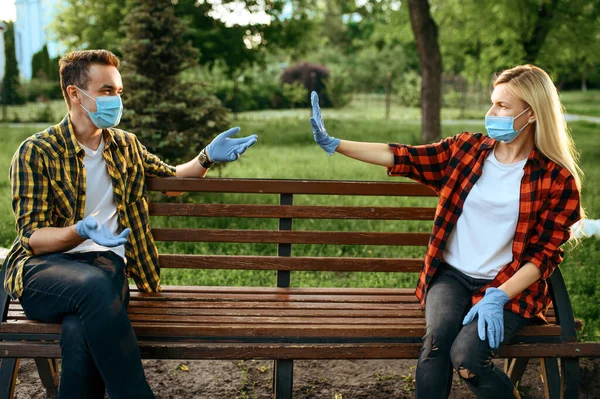 Jong Liefdespaar Maskers Handschoenen Zittend Een Bankje Het Park Quarantaine — Stockfoto