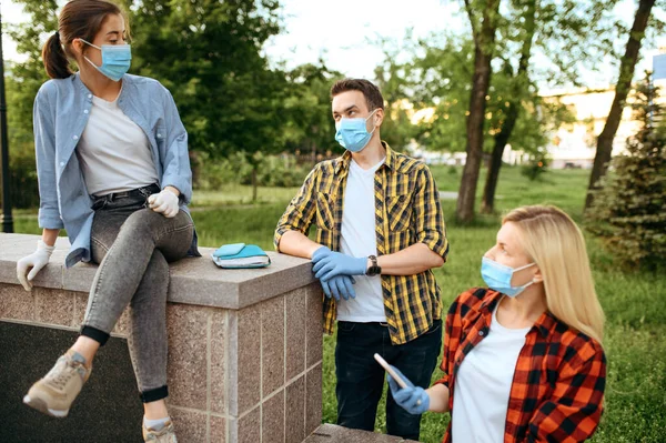 Jovens Amigos Máscaras Luvas Parque Quarentena Mulher Caminhando Durante Epidemia — Fotografia de Stock