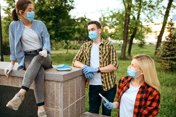 Jeunes Amis Masqués Gants Dans Parc Quarantaine Femme Marchant Pendant — Photo