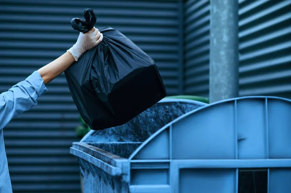 Gönüllü Gönüllü Olarak Plastik Çöp Torbasını Dışarıdaki Çöpe Atıyor Nsanlar — Stok fotoğraf