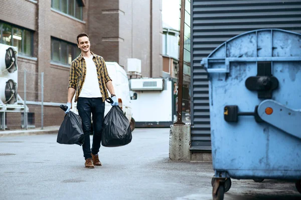 Εθελοντής Μεταφέρει Πλαστικές Σακούλες Σκουπιδιών Στην Ύπαιθρο Εθελοντισμό Άνθρωποι Καθαρίζουν — Φωτογραφία Αρχείου