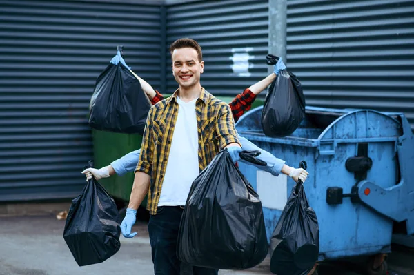 Grappige Vrijwilligers Toont Plastic Vuilniszakken Buiten Vrijwilligerswerk Mensen Reinigen Straten — Stockfoto