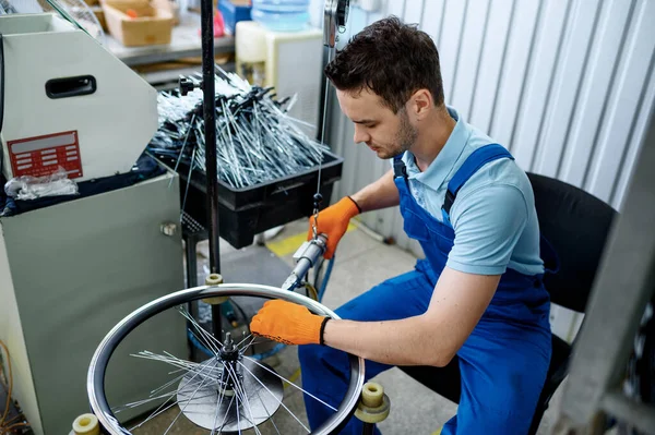 机床工人在工厂安装新的自行车轮毂 车间自行车车轮总成 自行车零件安装 — 图库照片