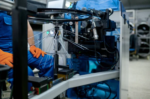 Mécanicien Travaille Avec Jante Vélo Rayons Sur Usine Assemblage Roues — Photo