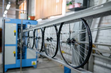 Yeni alüminyum bisiklet tekerlekleri montaj hattında, kimse yok. Motosiklet parçaları fabrikada, bisiklet jantları, çarklar makinede, modern teknoloji.