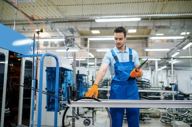 Montaj hattındaki işçiler fabrikadaki bisiklet tekerleklerini kontrol ediyorlar. Atölyede bisiklet jantları ve jantlar, bisiklet parçaları montajı, modern teknoloji