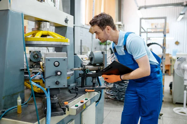 Worker Machine Tool Makes Bicycle Rim Factory Bike Wheels Assembly — Stock Photo, Image