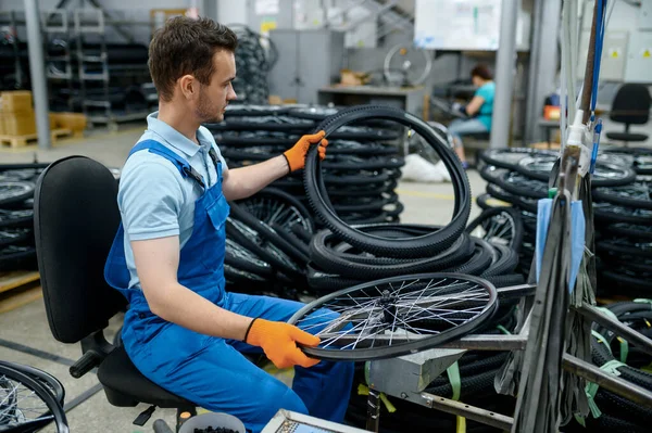 Trabalhador Linha Assemly Detém Pneu Bicicleta Fábrica Produção Rodas Bicicleta — Fotografia de Stock