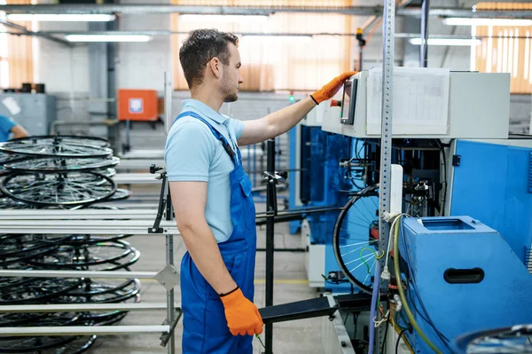 Mann Werkzeugmaschine Überprüft Fahrradfelge Fabrik Montage Der Räder Der Werkstatt — Stockfoto