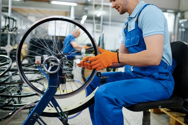 Mannelijke Werknemer Bij Werktuigmachine Controleert Fietsvelg Fabriek Fietswielen Monteren Werkplaats — Stockfoto