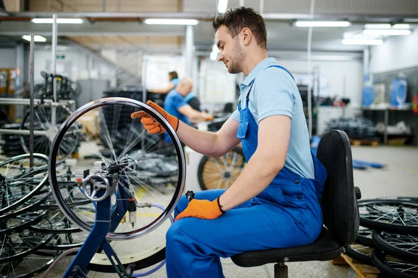 Makine Dairesinde Çalışan Erkek Işçi Fabrikanın Bisiklet Kenarını Kontrol Ediyor — Stok fotoğraf