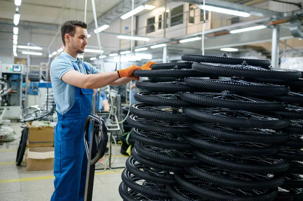 Mannelijke Monteur Bij Stapel Fietswielen Fabriek Fietsvelgen Assemblagelijn Werkplaats Installatie — Stockfoto