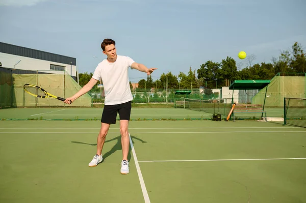 라켓을 테니스 선수가 코트에서 두드린다 활동적 스포츠 라켓과 — 스톡 사진