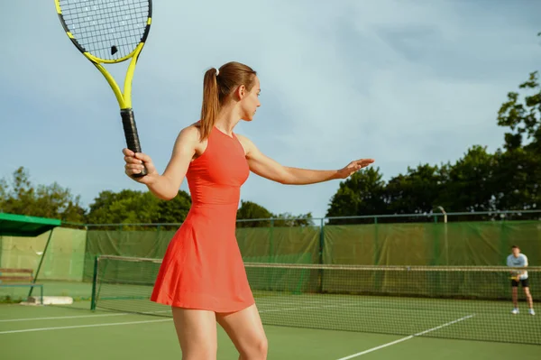 有球拍的网球选手 在室外场地训练 积极健康的生活方式 人们玩体育比赛 用网球拍进行健身锻炼 — 图库照片