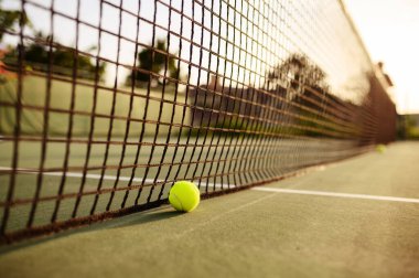 Ağda büyük bir tenis topu, hiç kimse, açık alanda. Aktif sağlıklı yaşam tarzı, raket konseptli spor oyunu
