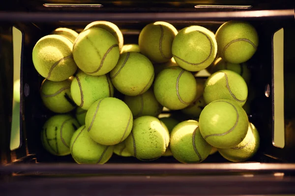 Korb Mit Großen Tennisbällen Draufsicht Niemand Grüne Abdeckung Hintergrund Aktive — Stockfoto