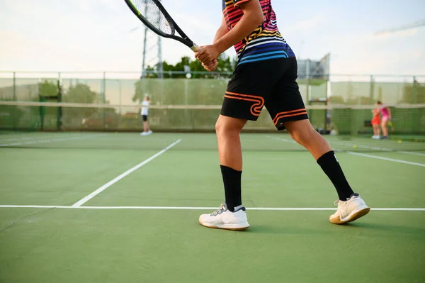 Sportowcy Tenisiści Rakietami Trening Korcie Zewnętrznym Aktywny Zdrowy Tryb Życia — Zdjęcie stockowe