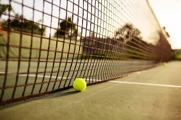 Nagy Teniszlabda Hálóban Senki Szabadtéri Pálya Aktív Egészséges Életmód Sport — Stock Fotó