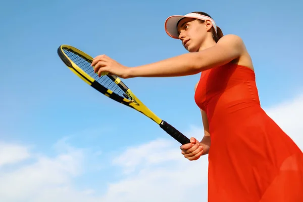 有球拍的女网球选手准备在室外场地击球 积极健康的生活方式 体育竞赛 网球拍健身训练 — 图库照片