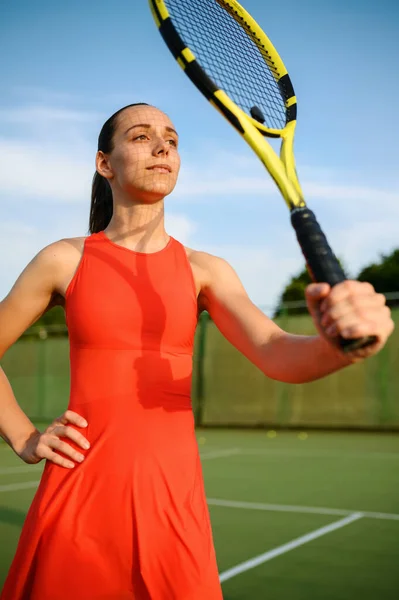 在室外球场上用球拍吸引漂亮的女网球选手 积极健康的生活方式 体育竞赛 网球拍健身训练 — 图库照片