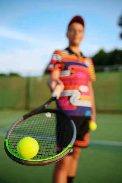 Junge Männliche Tennisspieler Posieren Mit Schläger Und Ball Auf Dem — Stockfoto