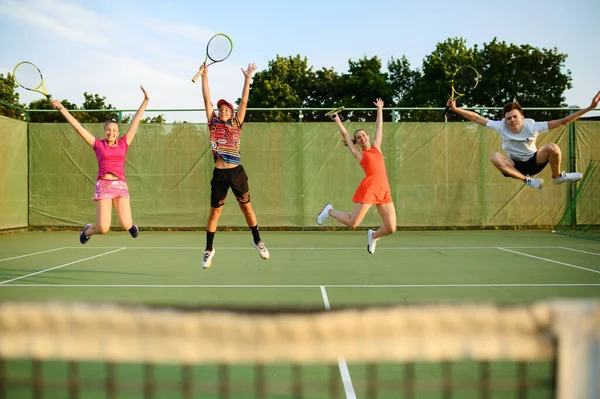 Smíšené Čtyřhra Tenis Šťastní Hráči Skok Blízkosti Sítě Venkovní Hřiště — Stock fotografie