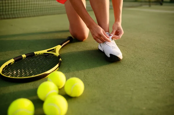 女子テニス選手は屋外のコートで彼女の靴ひもを結ぶ アクティブな健康的なライフスタイル スポーツゲームの競争 ラケットとフィットネストレーニング — ストック写真