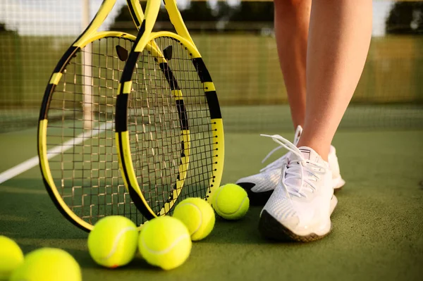 有球拍的女网球选手 球场上有很多球 积极健康的生活方式 体育竞赛 网球拍健身训练 — 图库照片