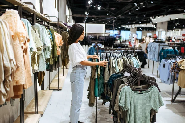 Mujer Eligiendo Ropa Tienda Ropa Mujer Persona Compras Boutique Moda — Foto de Stock