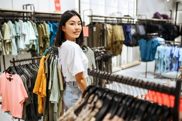 Žena Vybírá Oblečení Obchodě Oblečením Žena Osoba Nakupování Módní Butik — Stock fotografie