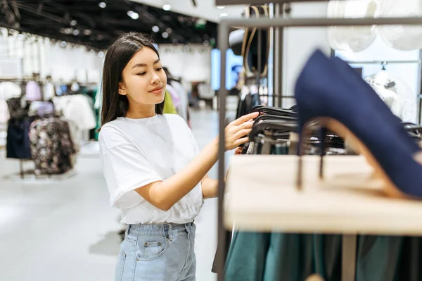 Mujer Bonita Eligiendo Zapatos Tienda Ropa Mujer Persona Compras Boutique — Foto de Stock