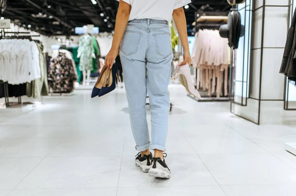Молода Жінка Тримає Багато Взуття Магазині Одягу Вид Ззаду Жіноча — стокове фото