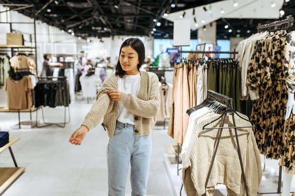 Mujer Joven Probándose Cárdigan Tienda Ropa Mujer Compras Boutique Moda — Foto de Stock