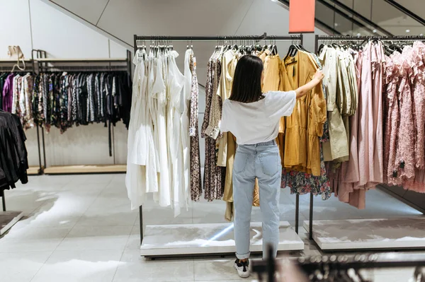 Femme Mignonne Choisissant Robe Élégante Dans Magasin Vêtements Femme Faisant — Photo