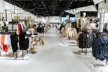 Giyim mağazasında kıyafet seçimi, hiç kimse. Moda mağazası ya da butik mağazası, galeride askılara giysi, indirim merkezi ya da alışveriş merkezi