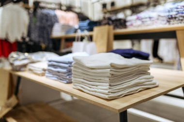 Giyim mağazasında giysi, süveter koleksiyonu, kimse yok. Moda mağazası ya da butik iç mekan, galeride giysi.