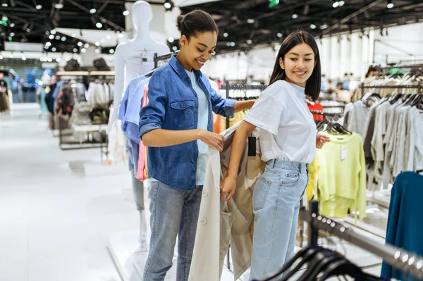 Dvě Holky Zkoušejí Kabáty Obchodě Oblečením Ženy Nakupování Módní Butik — Stock fotografie