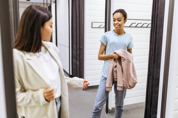 Meninas Felizes Comprando Roupas Loja Roupas Compras Mulheres Boutique Moda — Fotografia de Stock