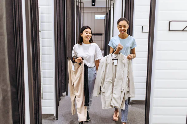 Usmívající Dívky Kupující Oblečení Obchodě Oblečením Ženy Nakupování Módní Butik — Stock fotografie