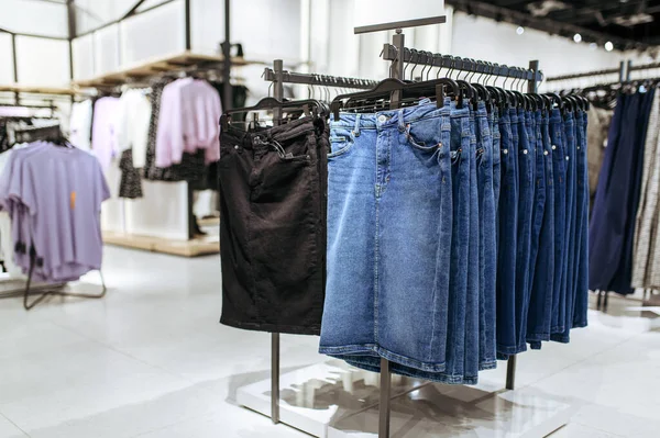 Kleren Denim Rokken Collectie Rekken Kledingwinkel Niemand Fashion Shop Boetiek — Stockfoto