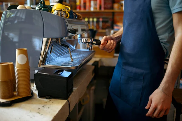 Varón Barista Delantal Prepara Café Máquina Cafetería Hombre Hace Café — Foto de Stock