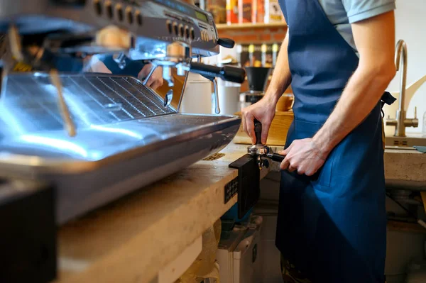 Varón Barista Delantal Prepara Café Máquina Cafetería Hombre Hace Café — Foto de Stock