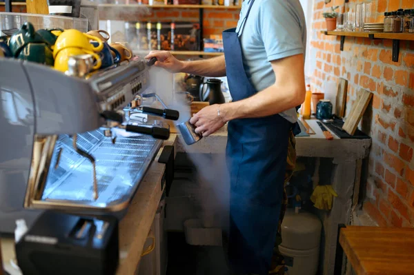 Mannelijke Barista Schort Bereidt Aroma Koffie Cafe Man Maakt Verse — Stockfoto