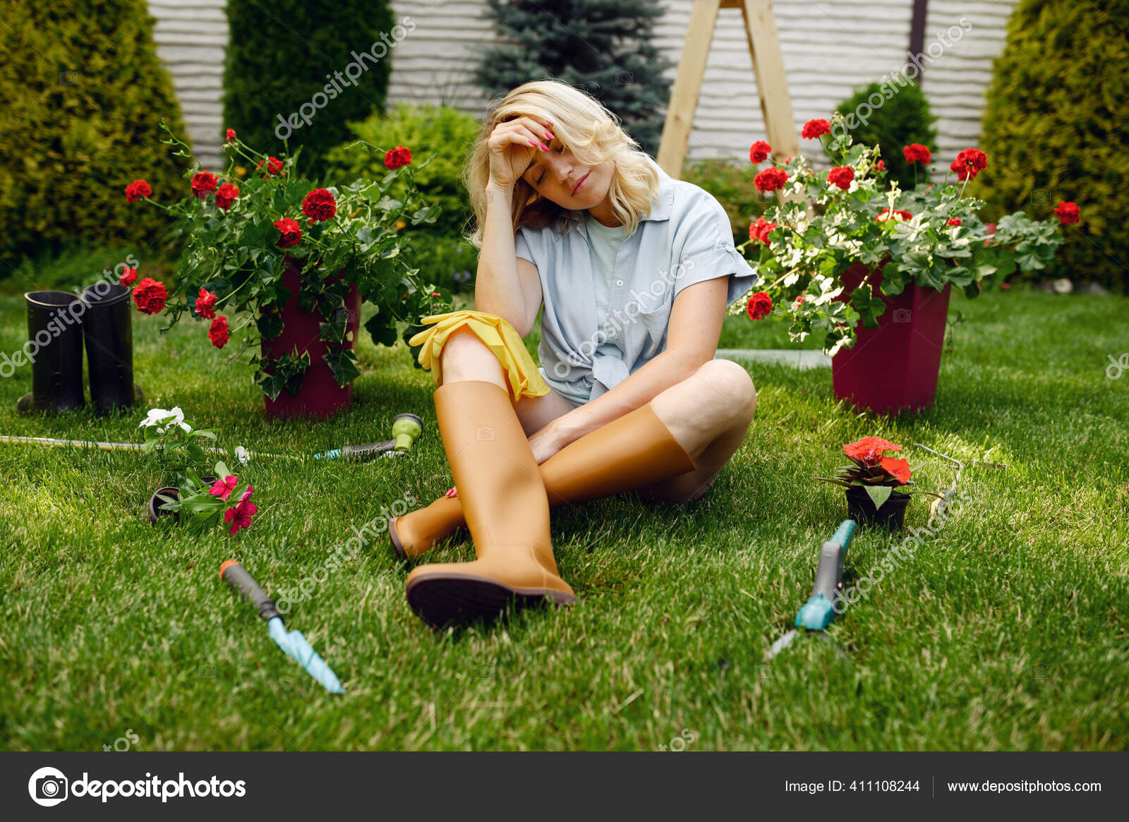 Femme Fatiguée Assise Sur L'herbe Dans Jardin Femme Jardinier