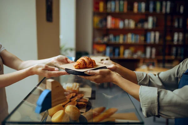 Vrouwelijke Barista Schort Geeft Croissant Aan Vrouw Cafe Meisje Maakt — Stockfoto