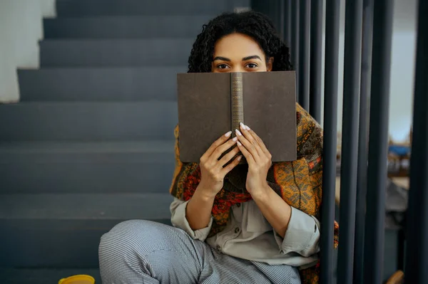 Mooie Studente Met Boek Trap Bibliotheek Café Vrouwen Leren Een — Stockfoto