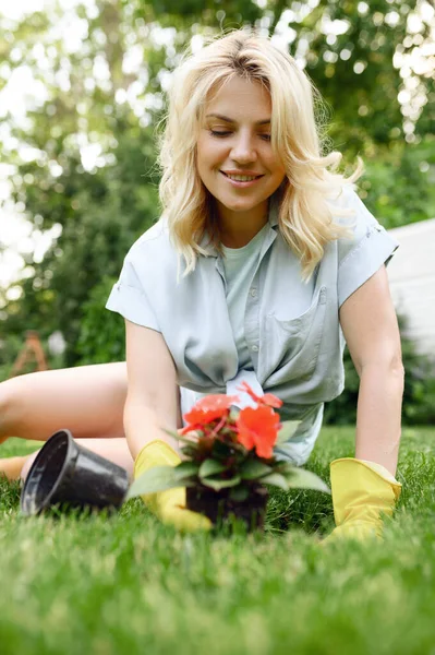 Lykkelig Ung Kvinde Handsker Arbejder Med Blomst Haven Kvindelig Gartner - Stock-foto