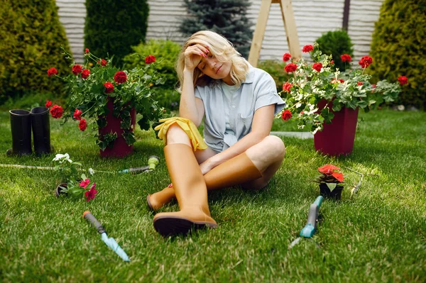 疲倦的女人坐在花园里的草地上 女园丁照顾室外植物 园艺爱好 花店生活方式和休闲 — 图库照片