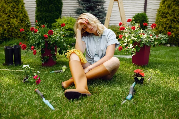 Donna Stanca Seduta Sull Erba Giardino Giardiniere Femminile Prende Cura — Foto Stock