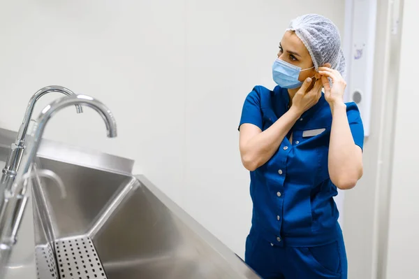 Female Surgeon Puts Mask Washbasin Preparing Surgery Operation Doctor Uniform — Stock Photo, Image